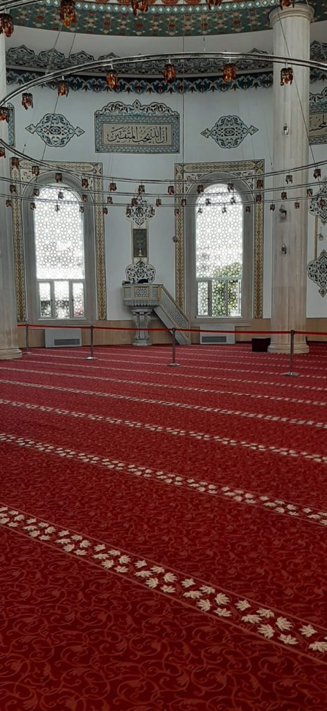 История татар.  Внутренний вид мечети.