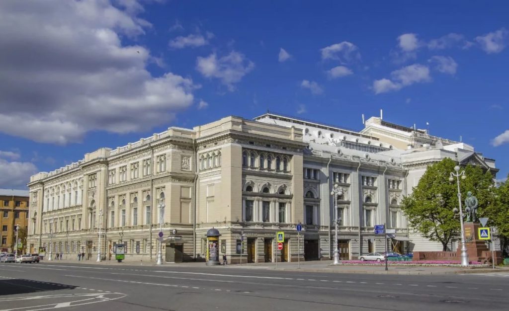 Санкт-Петербургская консерватория с памятником Глинке