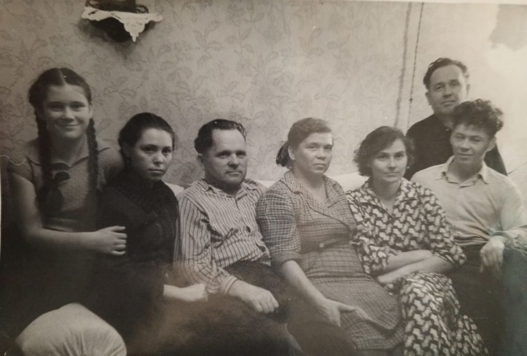 Старая фотография семьи
