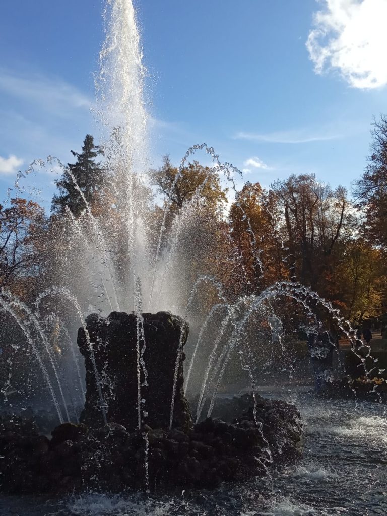 Парк Петродворца с фонтанами