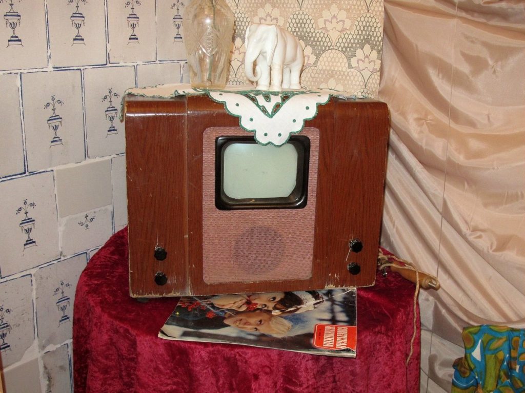 Старый телевизор КВН