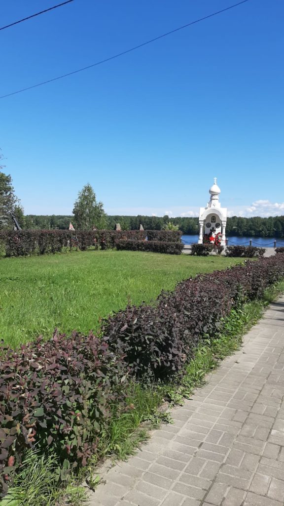 Вид на памятник защитникам Ленинграда в Невской Дубровке