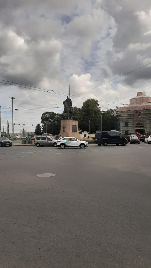 Памятник Александру Невскому перед лаврой