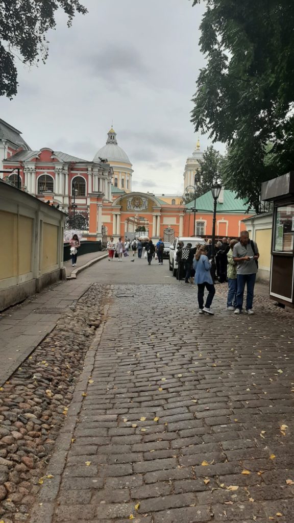 на входе в Александро-Невская лавру