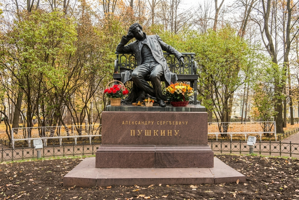Памятник Александру Пушкину в Лицейском саду Царского села