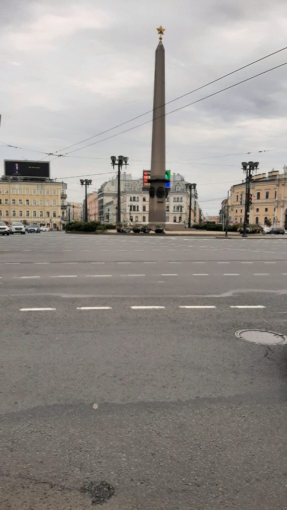 Обелиск городу-герою Ленинграду на площади Восстания