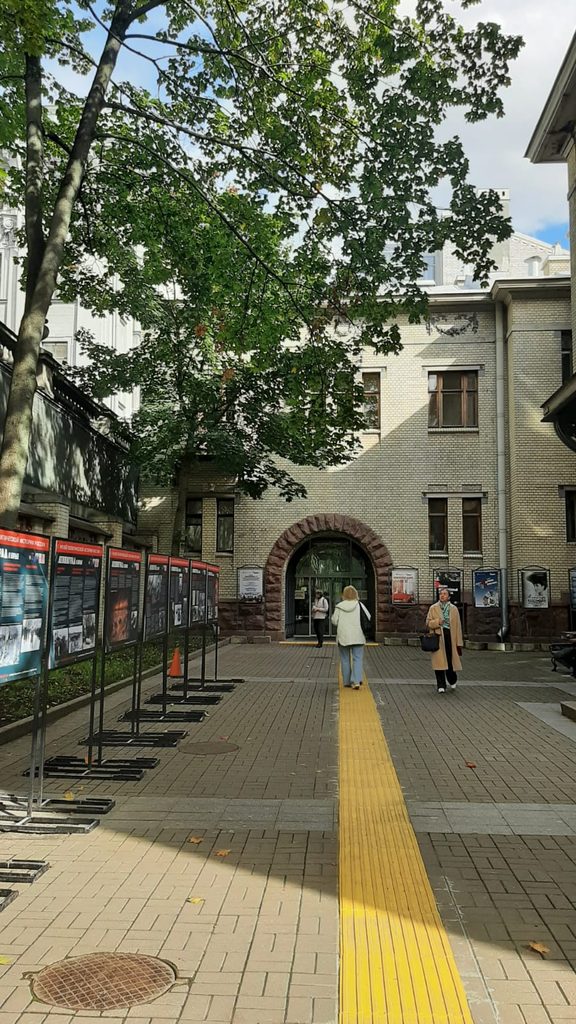 Пространство возле музея политической истории России с плакатами выставок