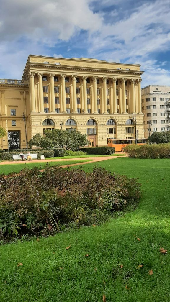 Здания на Троицкой площади и сквер