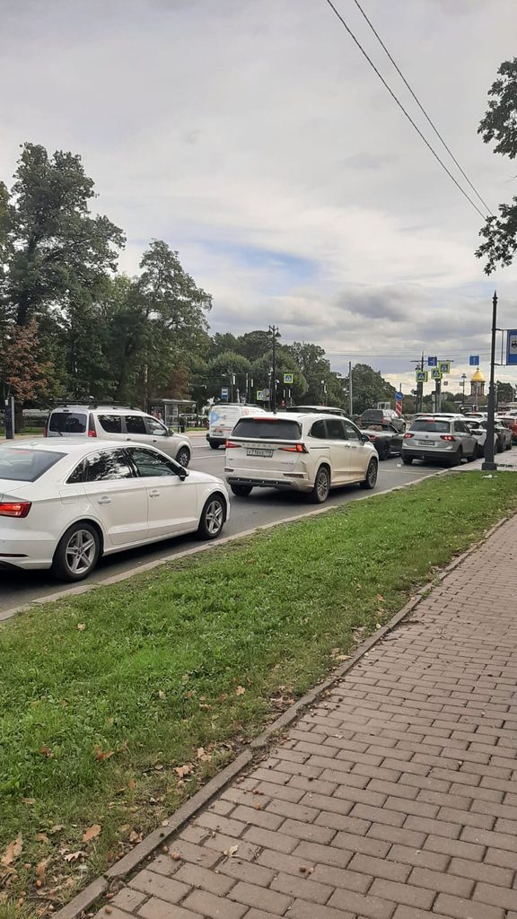 Движение машин в сторону Троицкого моста